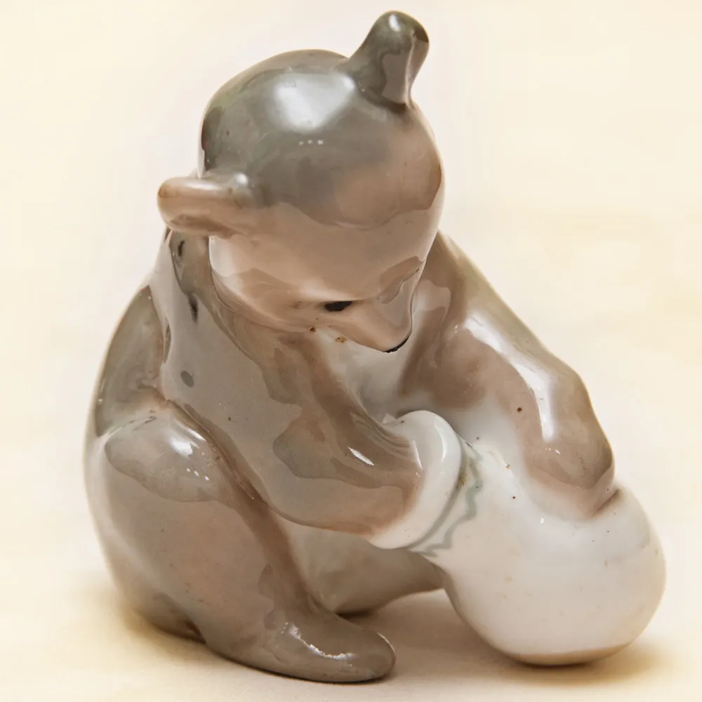 Коллекционная Фарфоровая Статуэтка «Мишка с крынкой», СССР ЛЗФИ, 1956 - 1967 года. 