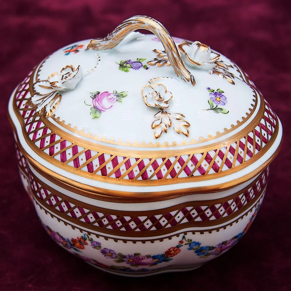 Редкость! Коллекционная Шкатулка-Бонбоньера «Грация» Фарфор SP Dresden Германия.