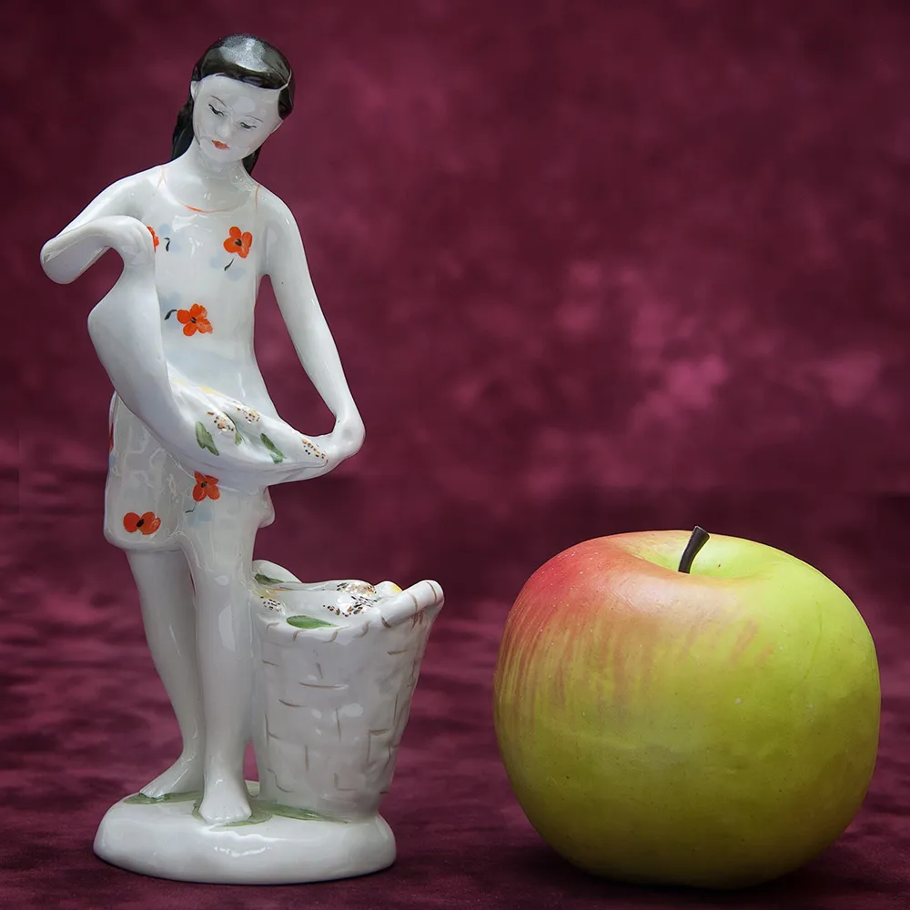 РЕДКОСТЬ!! Фарфоровая Статуэтка «Девочка с кукурузой», ЛФЗ СССР - 1960 год.
