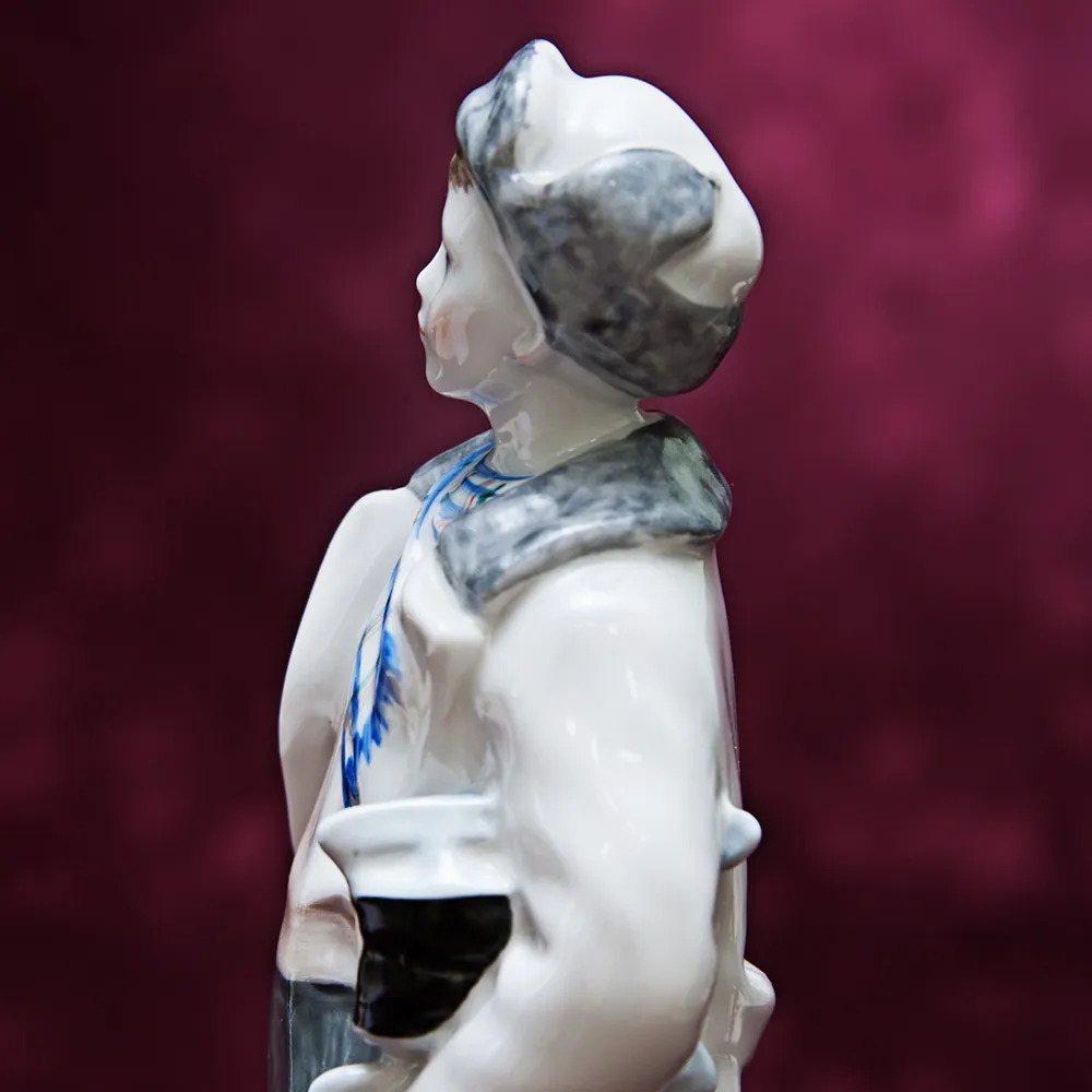 Коллекционная Авторская Фарфоровая статуэтка «Мальчик с коньками», ЛФЗ СССР 1958 год.