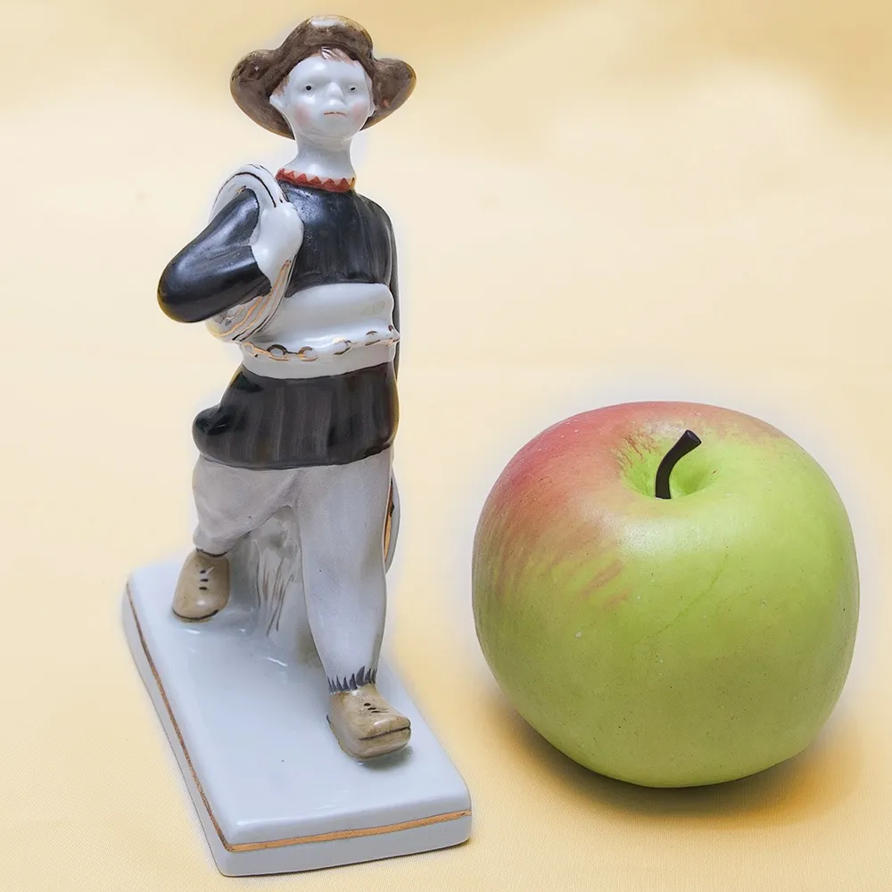 Коллекционная Фарфоровая статуэтка «Юный электрик», ДФЗ Вербилки СССР, середина ХХ века. 