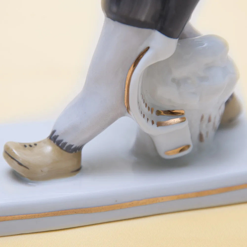 Коллекционная Фарфоровая статуэтка «Юный электрик», ДФЗ Вербилки СССР, середина ХХ века. 