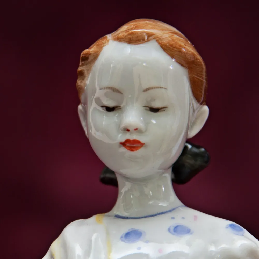 Коллекционная Фарфоровая Статуэтка «Юная помощница», ЛФЗ СССР - 1956 год.