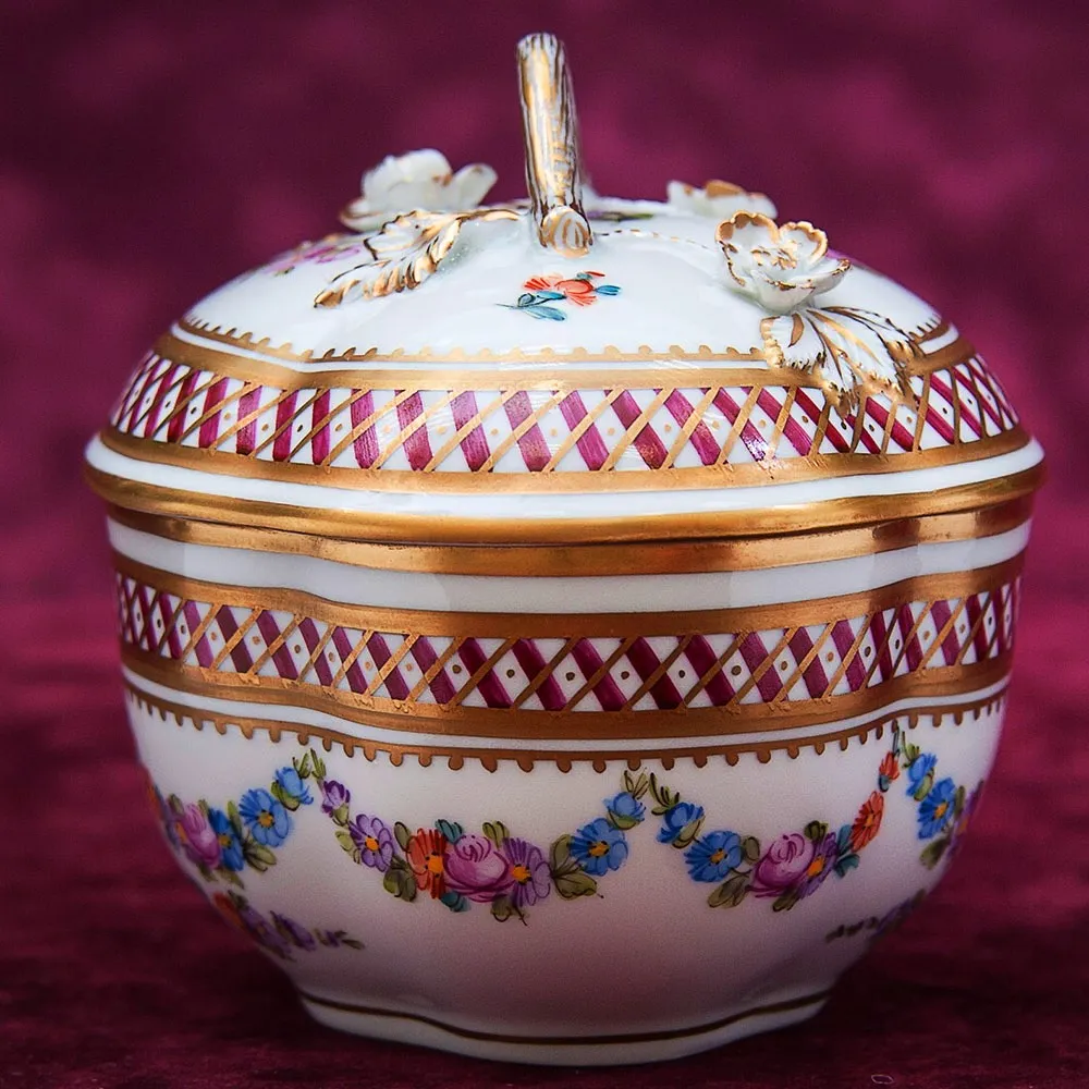 Редкость! Коллекционная Шкатулка-Бонбоньера «Грация» Фарфор SP Dresden Германия.