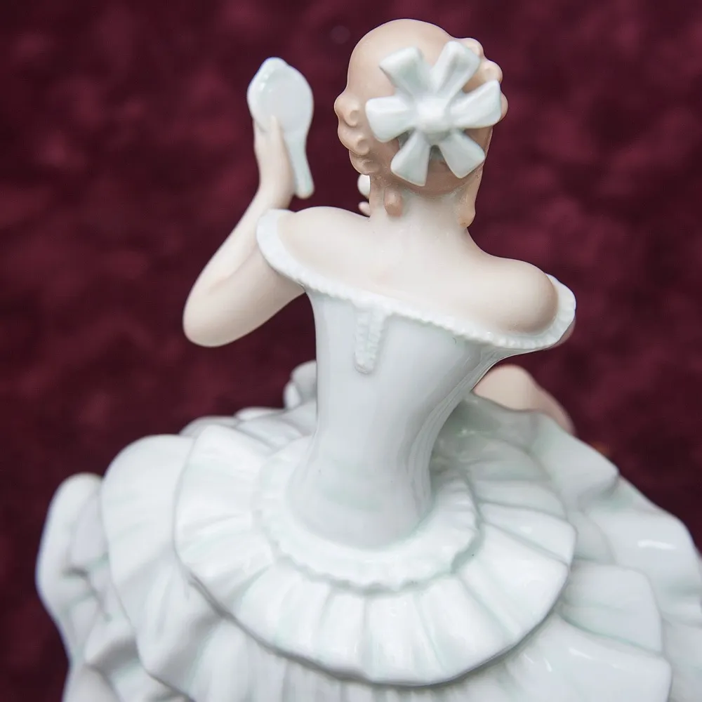 Фарфоровая статуэтка «Балерина c зеркальцем» ВАЛЕНДОРФ - WALLENDORF  Германия -1963 год.