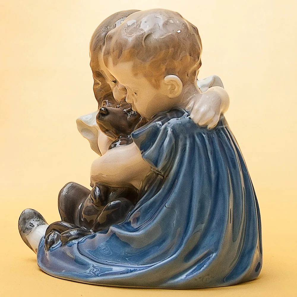 Фарфоровая Статуэтка «Дети с таксой» ROYAL COPENHAGEN Дания, 1975-1979 гг.