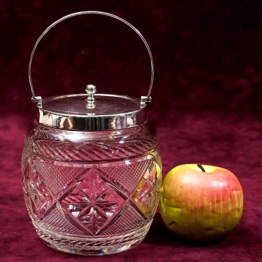 Хрустальная Бисквитница с металлической крышкой SHEFFIELD, Англия 50-е годы ХХ века.