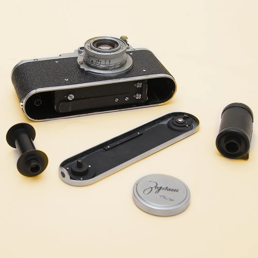 Плёночный фотоаппарат «Зоркий»  СССР - 1948—1956 годы ХХ века.