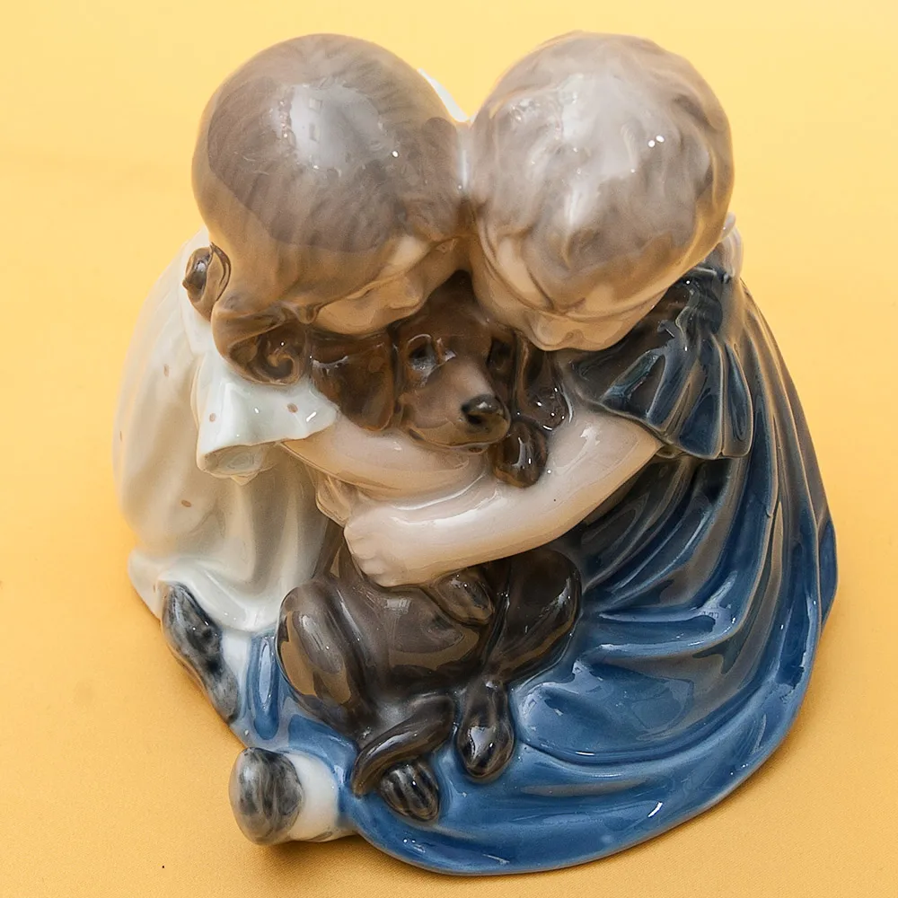 Фарфоровая Статуэтка «Дети с таксой» ROYAL COPENHAGEN Дания, 1975-1979 гг.