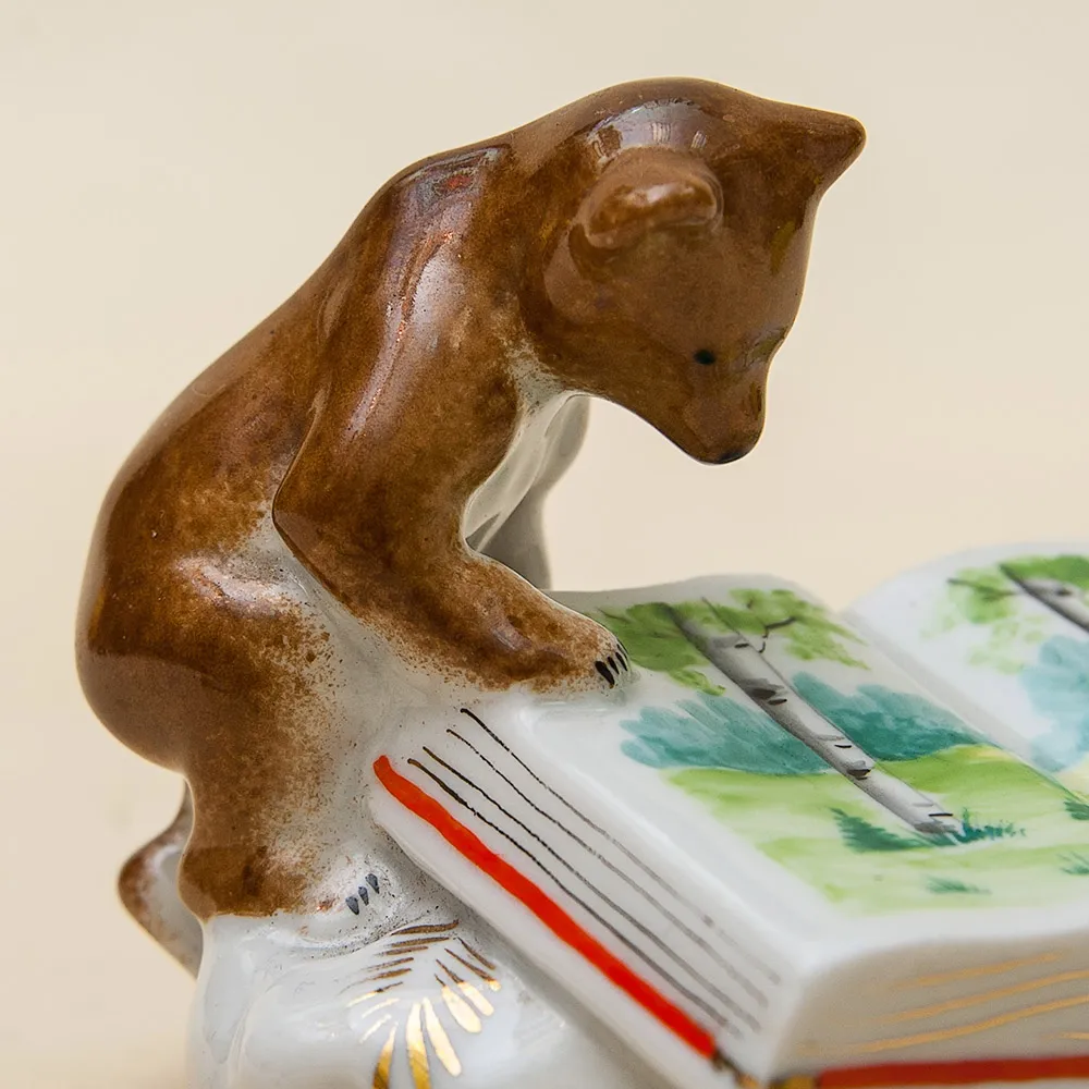 Фарфоровая статуэтка «Медведь с книгой», Октябрьский (Башкирский) фарфоровый завод СССР, 70-е гг.