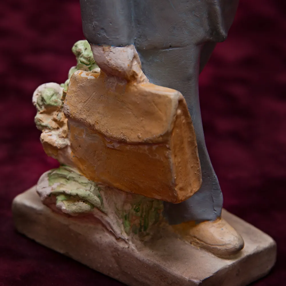 Гипсовая статуэтка «Первый раз - в Первый Класс» КГЗ СССР - 50-е годы ХХ века.