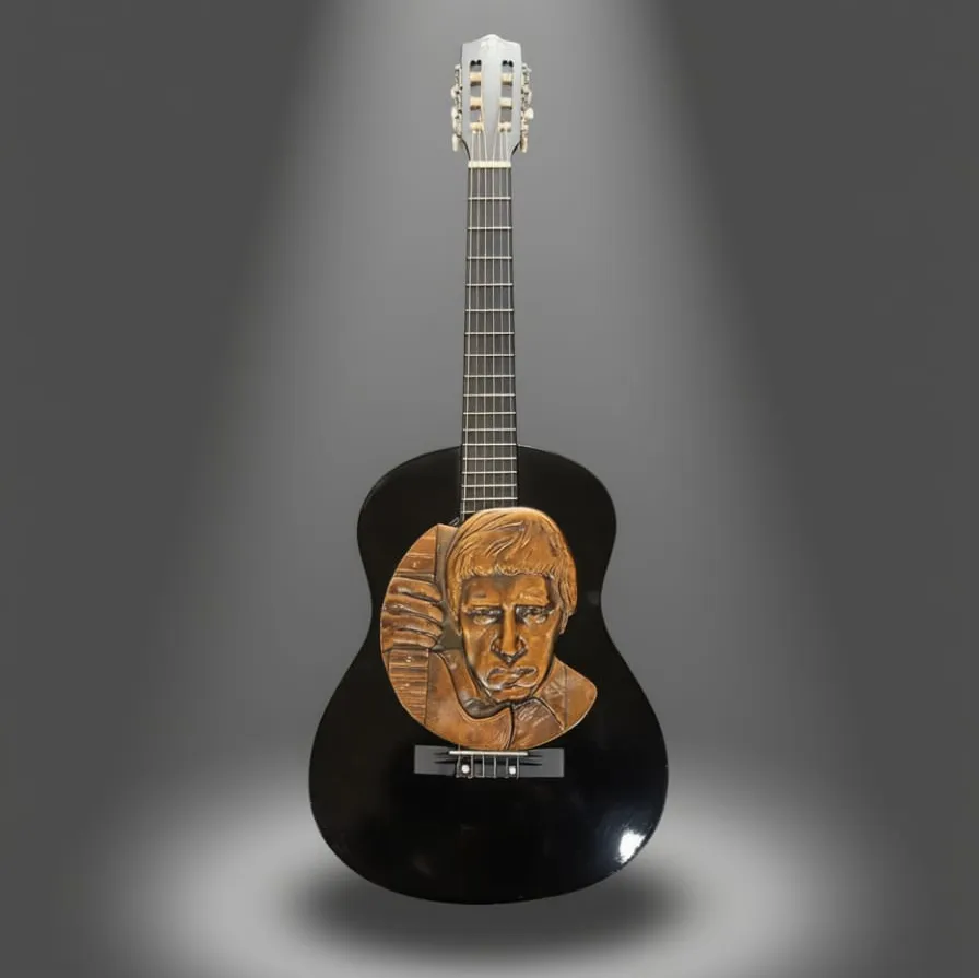 Авторское Настенное Панно «Гитара и Владимир Высоцкий», медь, СССР 80-е годы ХХ века.