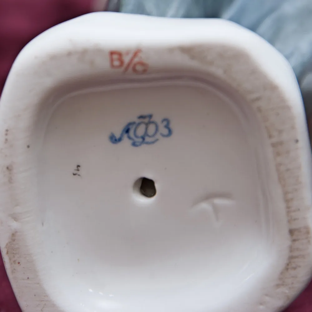 Коллекционная Авторская Фарфоровая статуэтка «Мальчик с коньками», ЛФЗ СССР 1958 год.