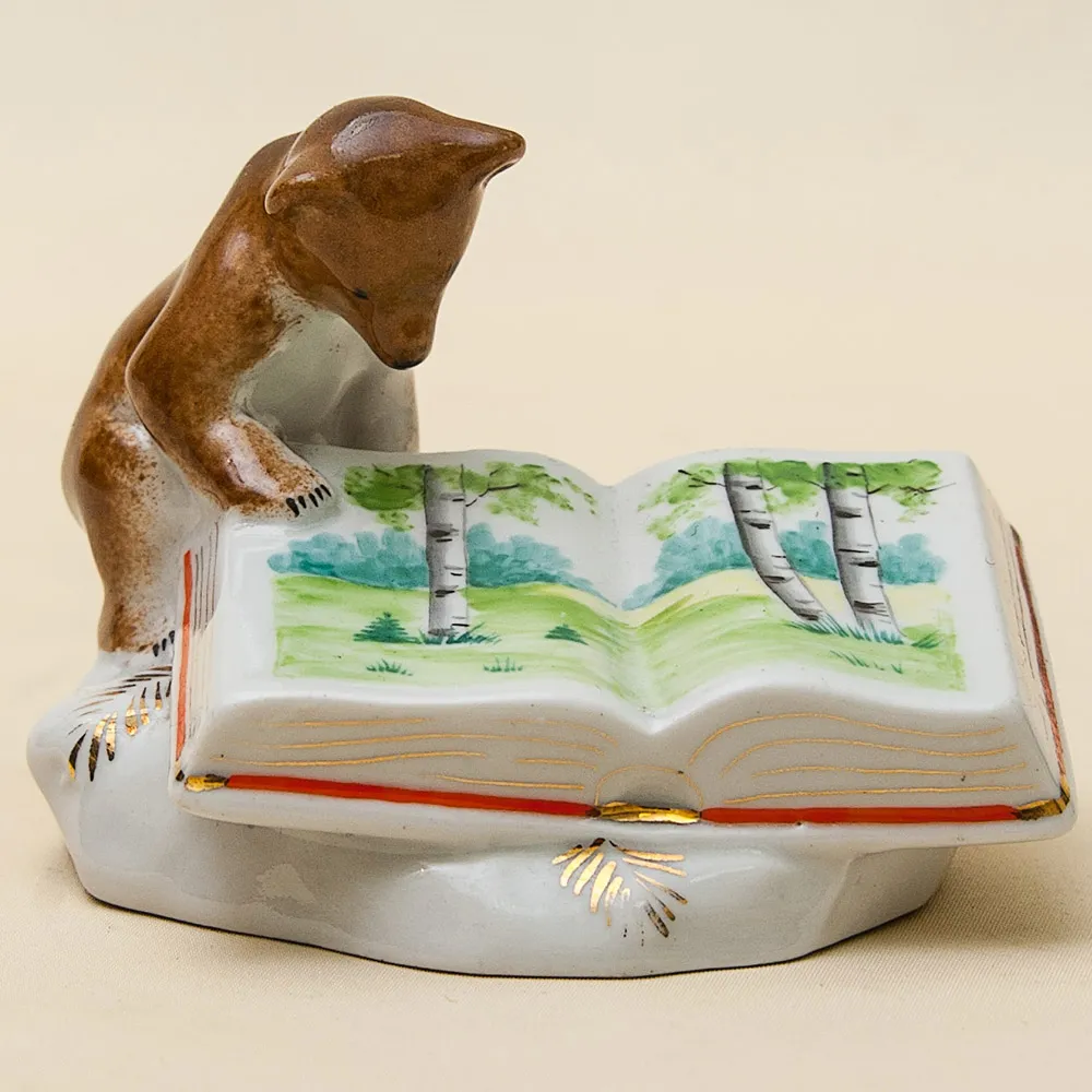 Фарфоровая статуэтка «Медведь с книгой», Октябрьский (Башкирский) фарфоровый завод СССР, 70-е гг.