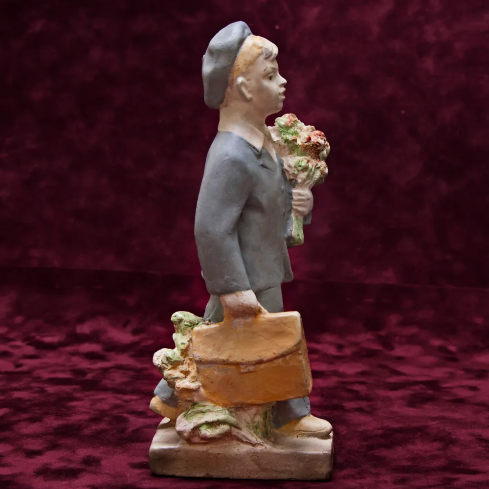Гипсовая статуэтка «Первый раз - в Первый Класс» КГЗ СССР - 50-е годы ХХ века.