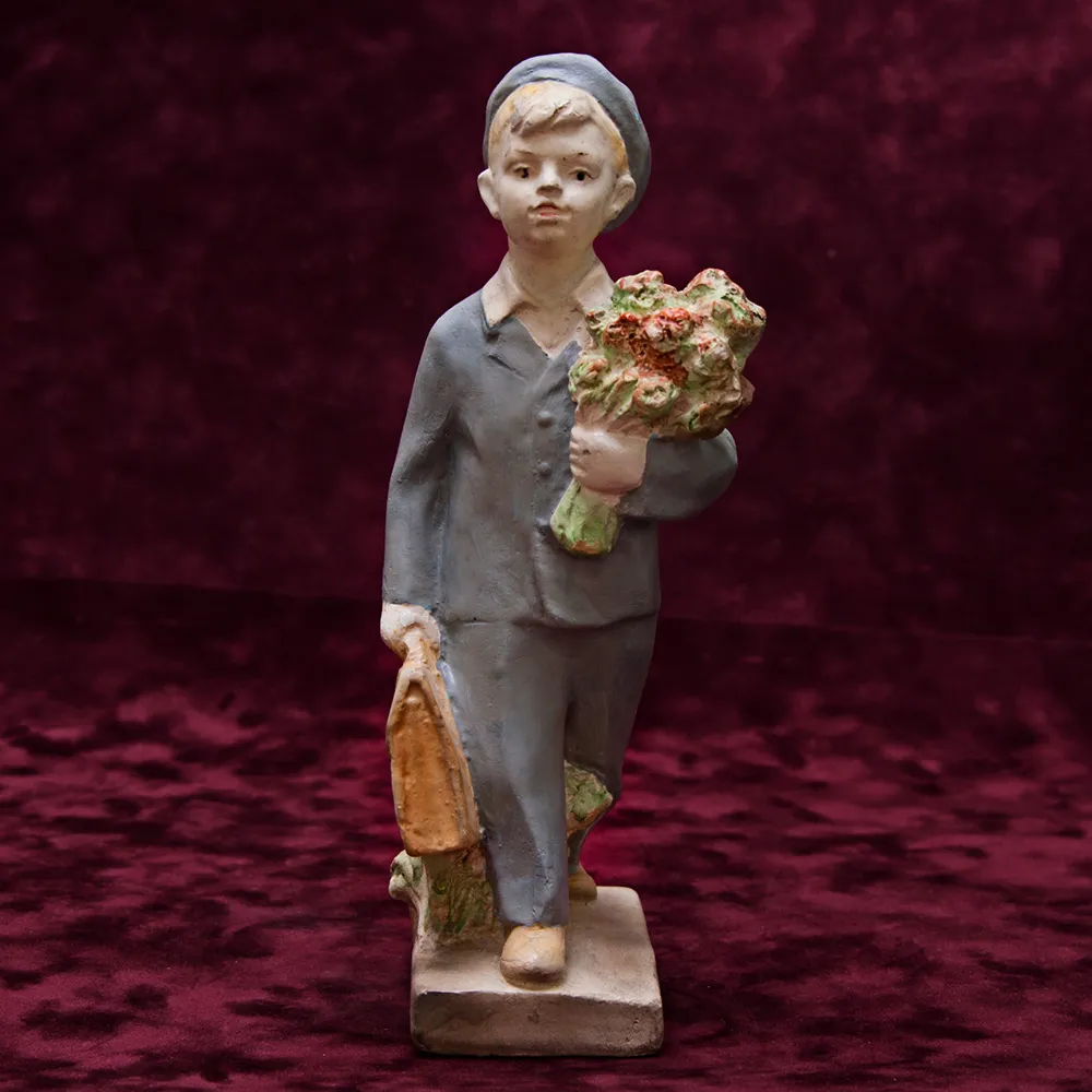 Гипсовая статуэтка «Первый раз - в Первый Класс» КГЗ СССР - 50-е годы ХХ века.