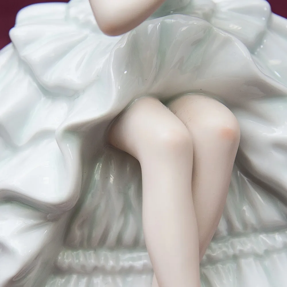 Фарфоровая статуэтка «Балерина c зеркальцем» ВАЛЕНДОРФ - WALLENDORF  Германия -1963 год.