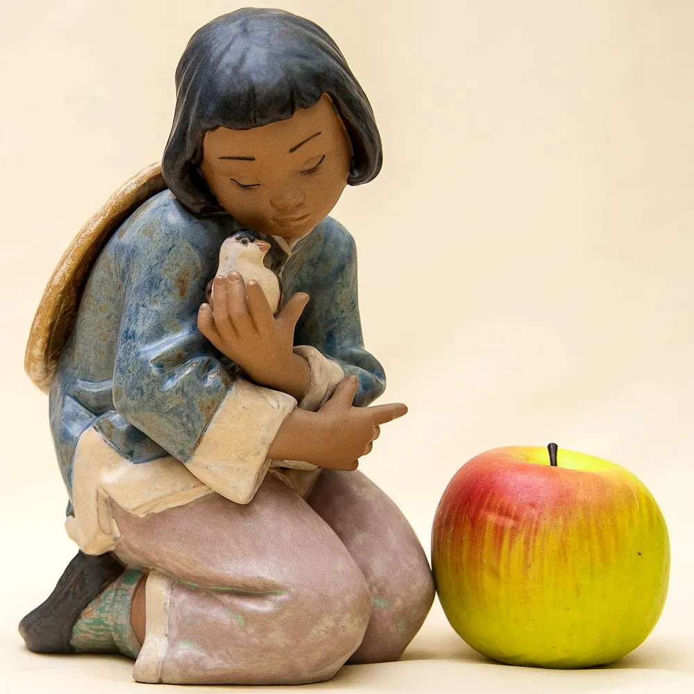 Коллекционная Фарфоровая статуэтка «Девочка с воробьем» серия Грес Lladro, Испания - 1991 год.