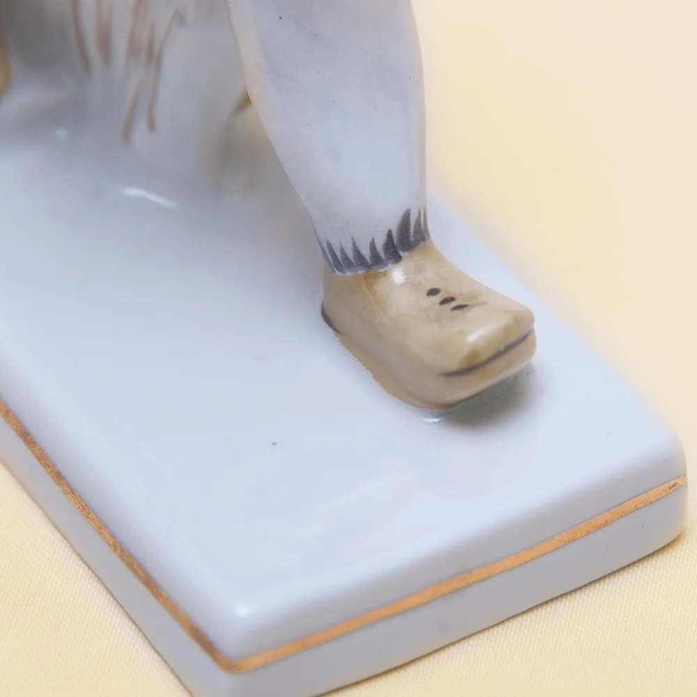 Коллекционная Фарфоровая статуэтка «Юный электрик», ДФЗ Вербилки СССР, середина ХХ века. 