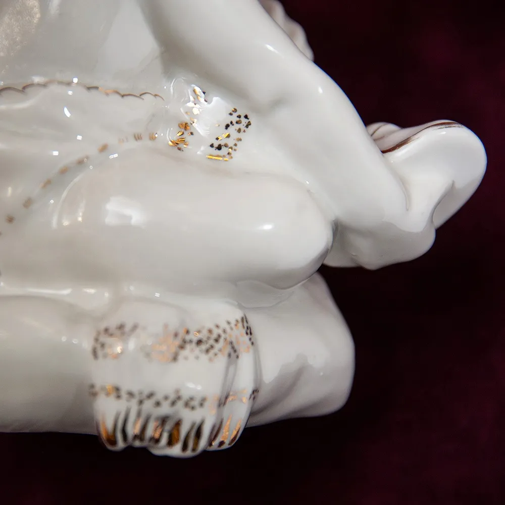 Статуэтка - Фарфоровая Статуэтка «Мальчик с Сандалией» СССР, Песочное -1960 год.