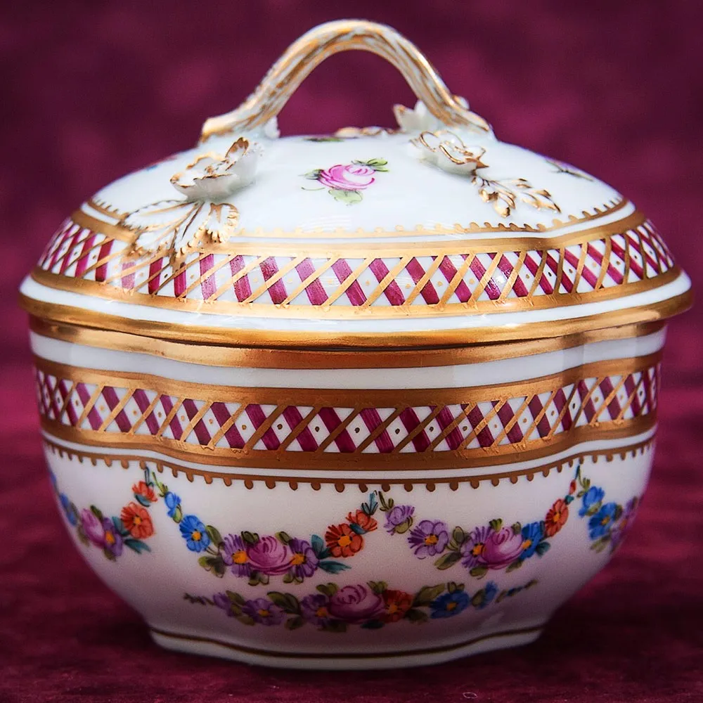 Редкость! Коллекционная Шкатулка-Бонбоньера «Грация» Фарфор SP Dresden Германия.