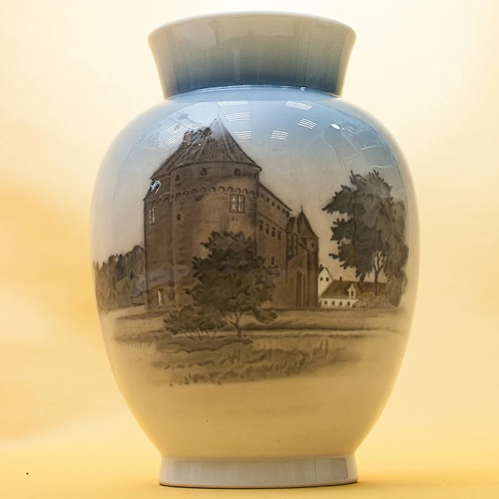 Редкость! Коллекционная  Фарфоровая Ваза «ЗАМОК», ROYAL COPENHAGEN, Дания - 1947 год.