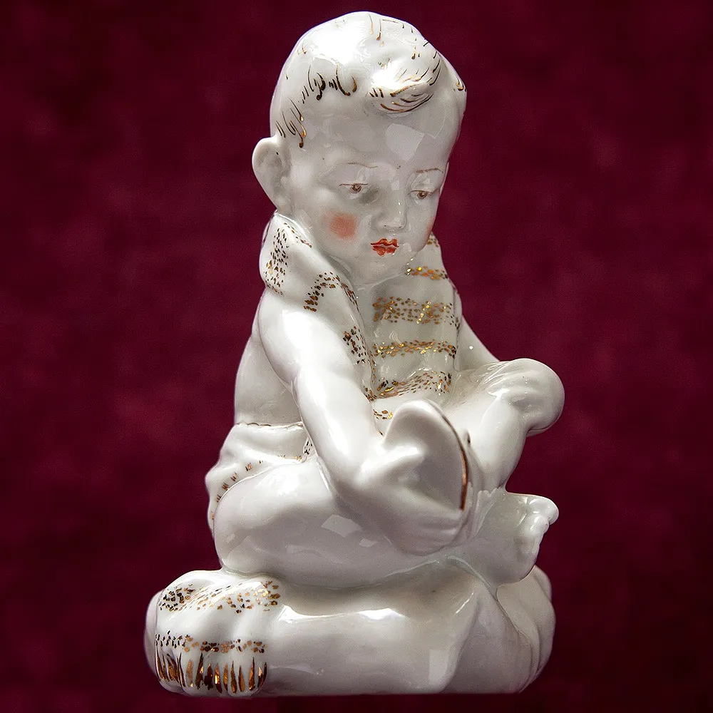 Статуэтка - Фарфоровая Статуэтка «Мальчик с Сандалией» СССР, Песочное -1960 год.