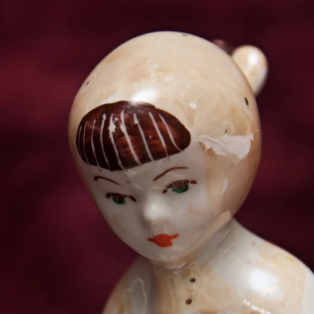 Авторская Фарфоровая статуэтка «Девочка с зеркалом», СССР Сысертский фарфоровый завод, 1960 - 1977 гг.