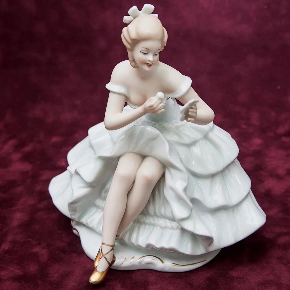 Фарфоровая статуэтка «Балерина c зеркальцем» ВАЛЕНДОРФ - WALLENDORF  Германия -1963 год.