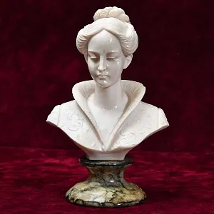 Коллекционная статуэтка - бюст «Герцогиня», Камень, Франция - середина ХХ века. 
