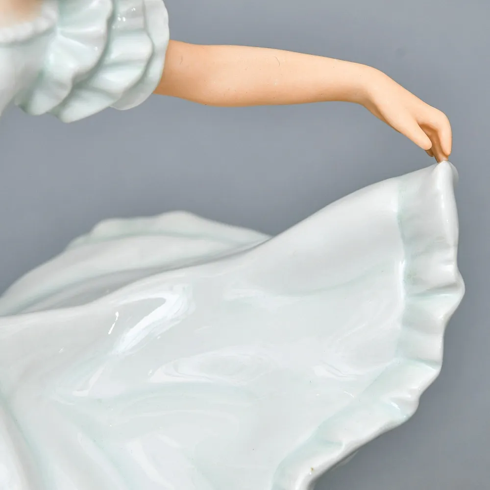  Коллекционная Фарфоровая статуэтка «Танцовщица в пышном платье», Schau Bach Kunst Германия.