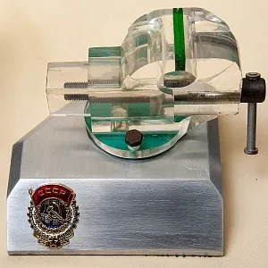 Настольный Сувенир - Памятный Подарок - «Слесарные Тиски» Металл, Оргстекло - СССР - 70 гг.