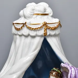 Миниатюрная Фарфоровая статуэтка «Утренние одевания», Scheibe Alsbach Германия, первая половина ХХ в. 