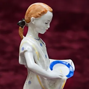 Коллекционная Фарфоровая Статуэтка «Юная помощница», ЛФЗ СССР - 1956 год.