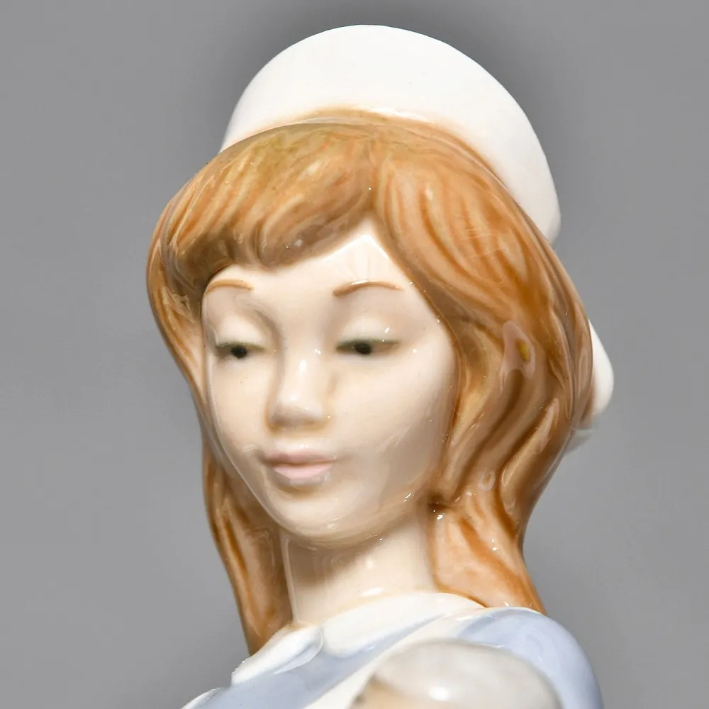 Коллекционная Фарфоровая статуэтка «Медсестра с младенцем», NAO by Lladro Испания.