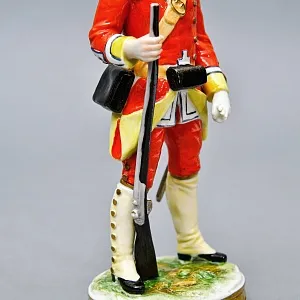 Фарфоровая Cтатуэтка «Солдаты Британской Армии. 27-й пехотный полк», RUDOLF KAMMER Германия. 