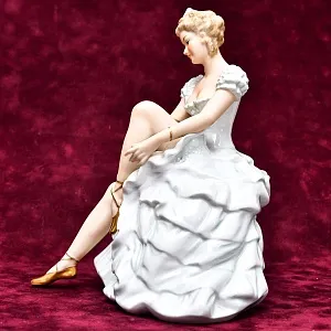 Коллекционная статуэтка «Балерина, завязывающая пуанту», Фарфор WALLENDORF, Германия.