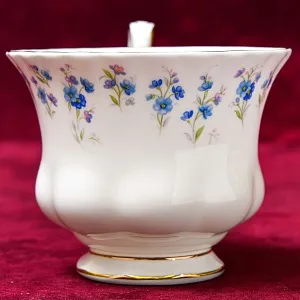 Коллекционная Фарфоровая Чайная пара «Воспоминания», ROYAL ALBERT Англия, вторая половина ХХ века.