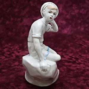 Фарфоровая Статуэтка «Петя Бачей», Городницкий Фарфоровый завод - СССР - 1957 год.