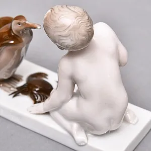 Антикварная Фарфоровая статуэтка «Мальчик, пингвин и краб», ROSENTHAL Германия, первая половина ХХ века.