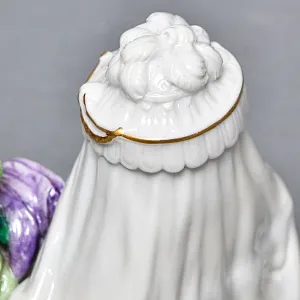 Миниатюрная Фарфоровая статуэтка «Утренние одевания», Scheibe Alsbach Германия, первая половина ХХ в. 