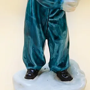 Коллекционная статуэтка «Мальчик со снежком», Фаянс ЗиК Конаково, СССР 50-е годы.