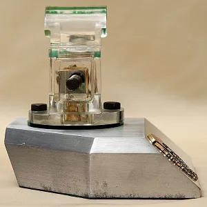 Настольный Сувенир - Памятный Подарок - «Слесарные Тиски» Металл, Оргстекло - СССР - 70 гг.