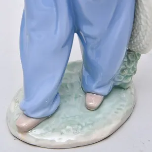 Авторская Фарфоровая статуэтка «Мальчик с цветами», Lladro Испания, 1997 год.