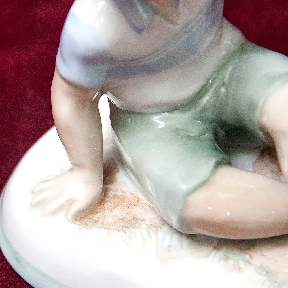 Авторская Коллекционная Фарфоровая Статуэтка «Мальчик с Ракетой», Дулёво Россия.