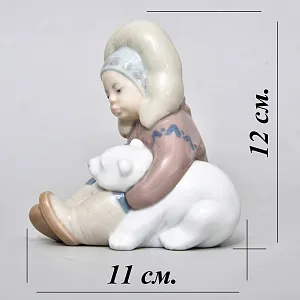 Коллекционная Фарфоровая статуэтка «Мальчик эскимос с медвежонком», Lladro Испания, 1972 - 2007 годы.