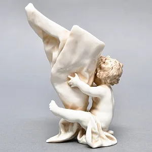 Антикварная статуэтка - салфетница «Путти с кульком», Фарфор Dressel & Kister Passau Германия.