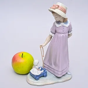 Коллекционная Фарфоровая статуэтка «Девочка с куклой», Lladro Испания, 1978 год.