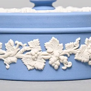 Шкатулка - Бонбоньерка «Виноградная лоза», фарфор ВЕДЖВУД / WEDGWOOD, Англия, вторая половина ХХ века.