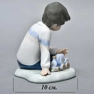 Коллекционная Фарфоровая статуэтка «Мальчик с паровозиком», NAO by Lladro Испания. 